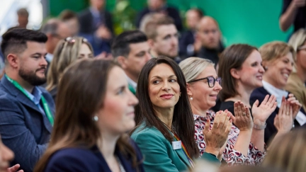 Klatschende Besucher beim Konferenzprogramm der ALUMINIUM