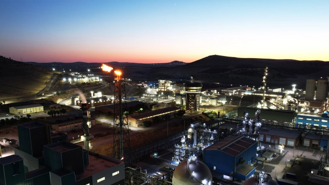 Vogelperspektive bei Nacht: Eti Bakir Standort Mazıdağı - Werk für Metallrückgewinnung mit integrierter Düngemittelanlage.